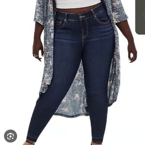 Torrid NWOT Bombshell High Rise Skinny Jeans - Size 22R